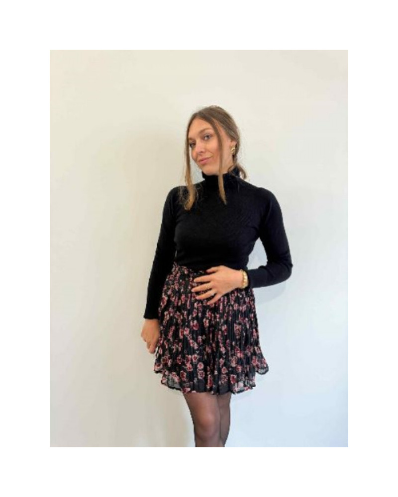 Jupe courte plissée noire à fleurs rose pastel – Confort et féminité au quotidien