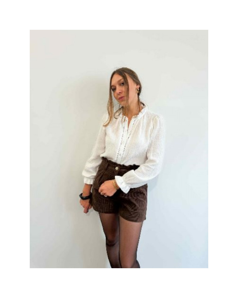 Chemise blanche femme en gaze de coton – Détails ajourés et broderie anglaise, livraison rapide