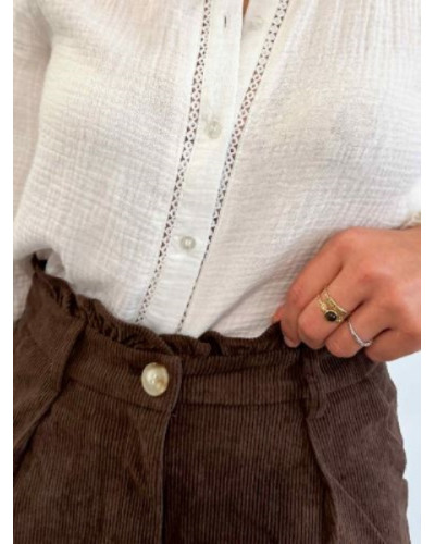 Short femme en velours marron – Confort, style et élégance automnale