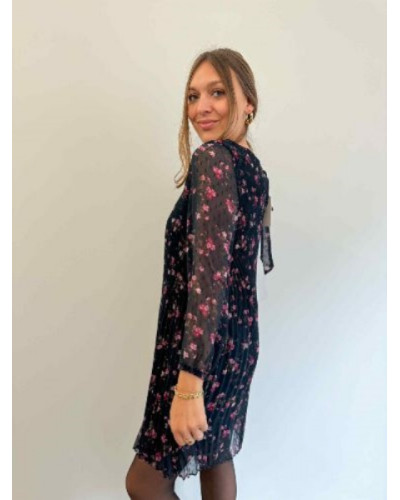 Robe droite plissée bleu marine à petites fleurs roses – Féminine et intemporelle