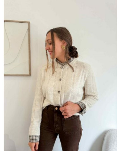 Pull beige col et manches à carreaux marron – Style tendance
