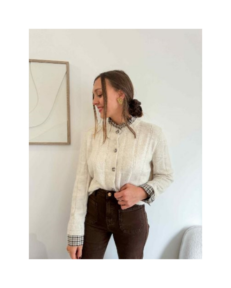 Pull beige col et manches à carreaux marron – Style tendance