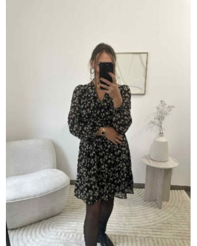 Robe cache-cœur fleurie noire – coupe cintrée, féminine et tendance automne