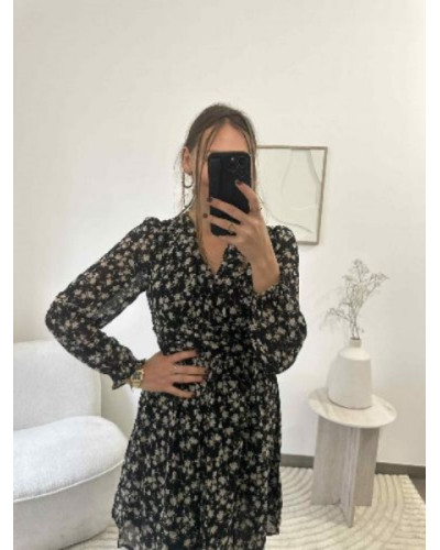 Robe cache-cœur fleurie noire – coupe cintrée, féminine et tendance automne