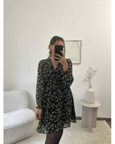 Robe cache-cœur fleurie noire – coupe cintrée, féminine et tendance automne