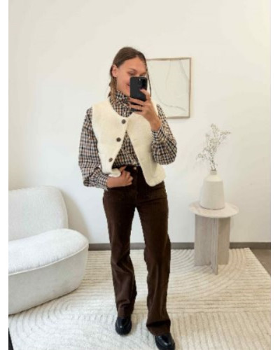 Gilet sans manches femme – style berger écru, coupe cintrée et douillette