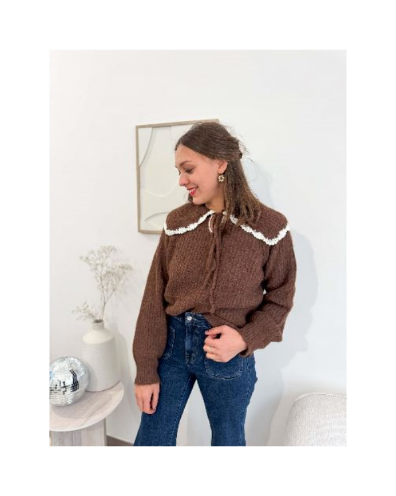 Pull marron col claudine