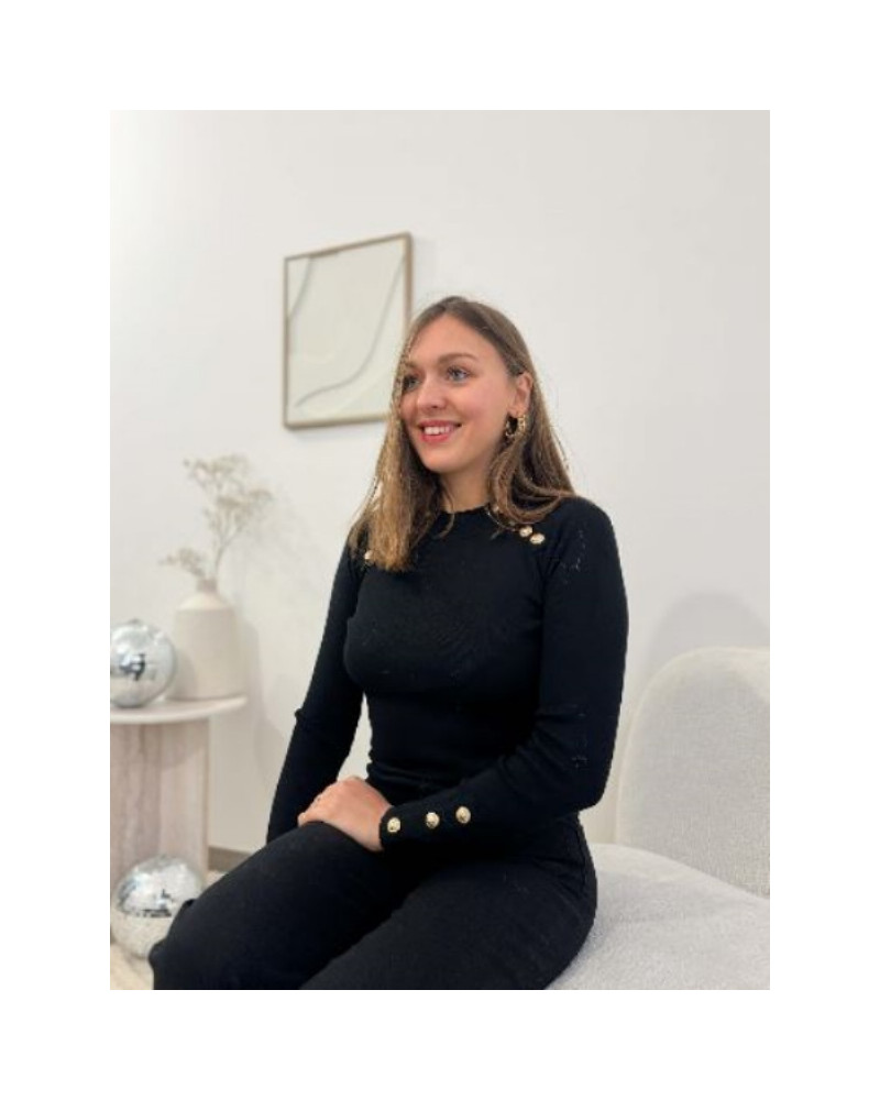 Pull noir à boutons dorés