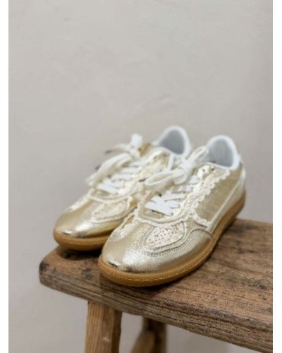 Sneakers dorées avec dentelle – Style chic et sophistiqué