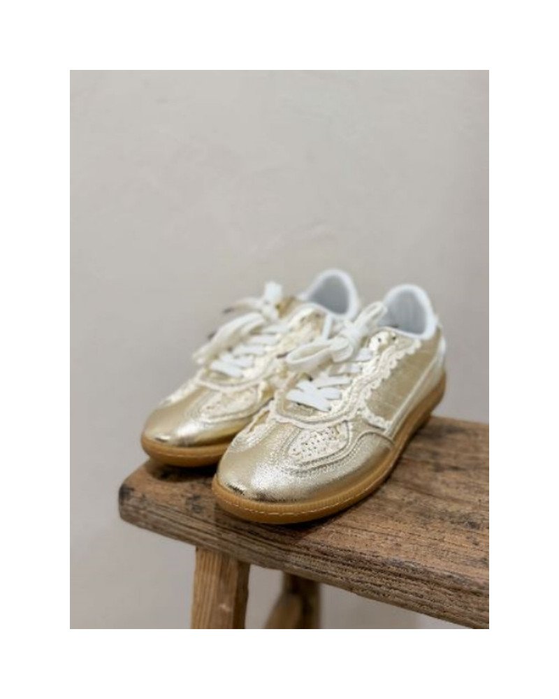 Sneakers dorées avec dentelle – Style chic et sophistiqué