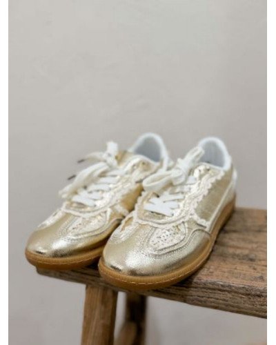 Sneakers dorées avec dentelle – Style chic et sophistiqué
