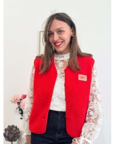 Veste gilet sans manches femme en bouclette rouge – Tendance et moderne