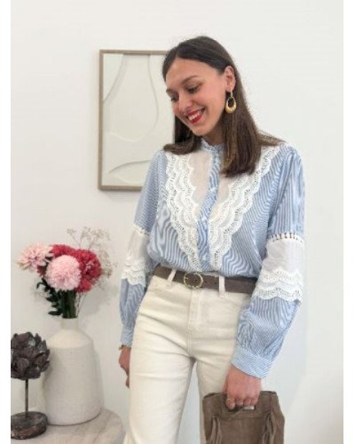 Chemise femme rayée bleu et blanc – Détail dentelle blanche