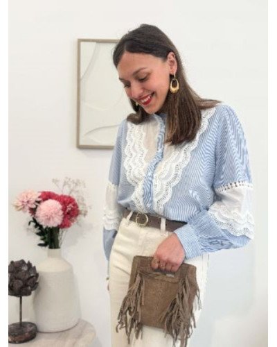 Chemise femme rayée bleu et blanc – Détail dentelle blanche