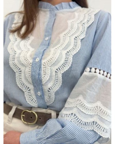 Chemise femme rayée bleu et blanc – Détail dentelle blanche