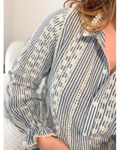 Chemise bleu marine à rayures écru avec broderie anglaise écru – Élégance intemporelle