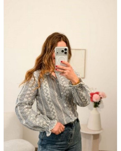 Chemise bleu marine à rayures écru avec broderie anglaise écru – Élégance intemporelle