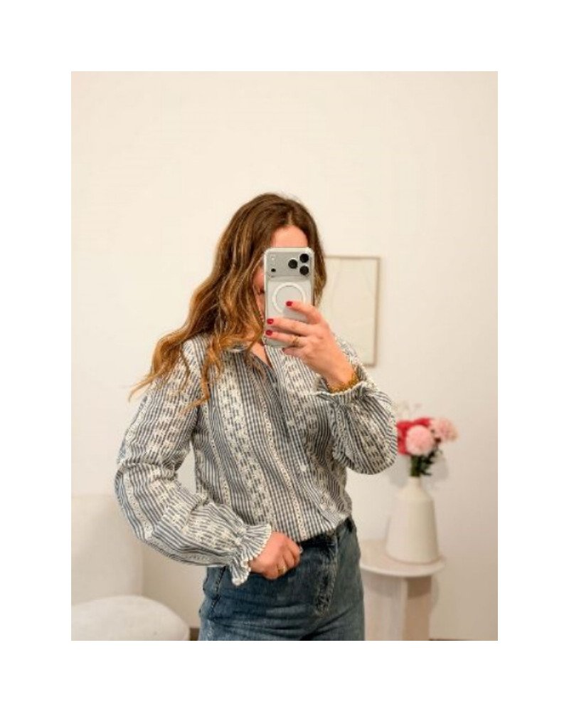 Chemise bleu marine à rayures écru avec broderie anglaise écru – Élégance intemporelle