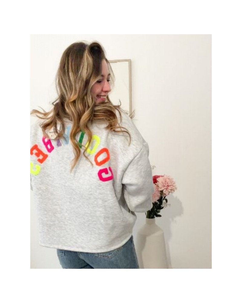 Sweat oversize gris clair avec inscription GOOD VIBES multicolore – Style casual et fun