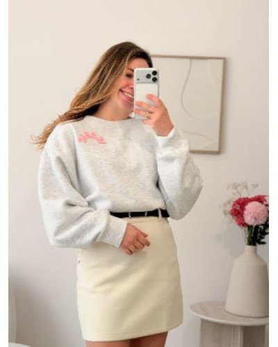 Sweat gris clair ICONIC – Broderie en relief rose pâle, style moderne