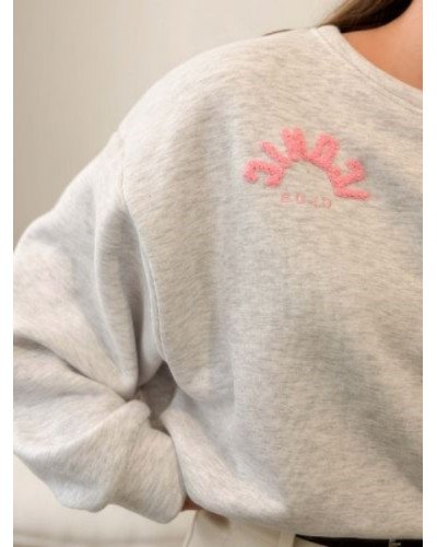 Sweat gris clair ICONIC – Broderie en relief rose pâle, style moderne