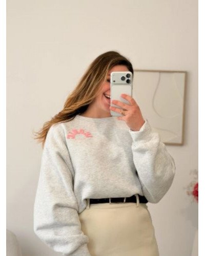 Sweat gris clair ICONIC – Broderie en relief rose pâle, style moderne