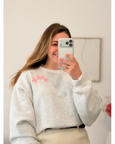 Sweat gris clair ICONIC – Broderie en relief rose pâle, style moderne