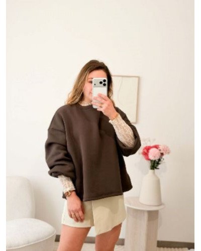 Top près du corps en dentelle – tendance du moment