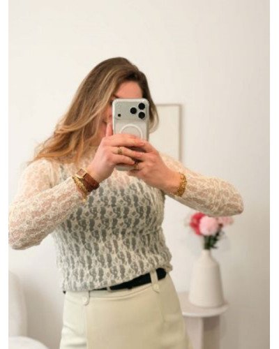 Top près du corps en dentelle – tendance du moment