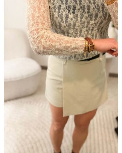 Top près du corps en dentelle – tendance du moment