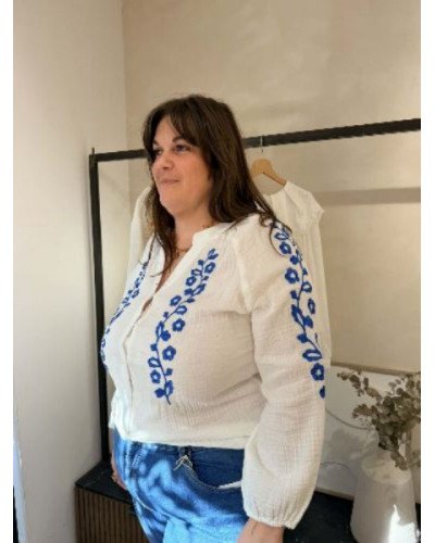 Blouse blanche broderie bleu roi
