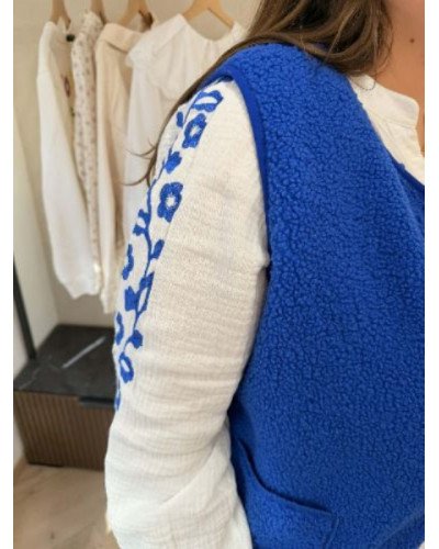 Blouse blanche broderie bleu roi