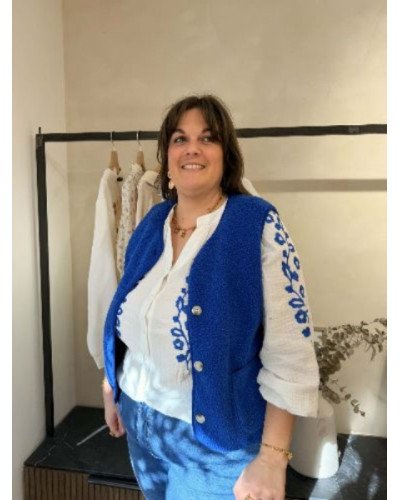 Blouse blanche broderie bleu roi