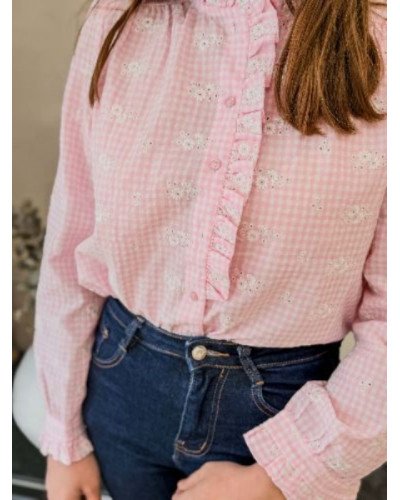 Chemise à carreaux rose et broderies blanches