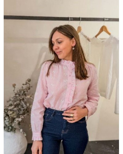 Chemise à carreaux rose et broderies blanches