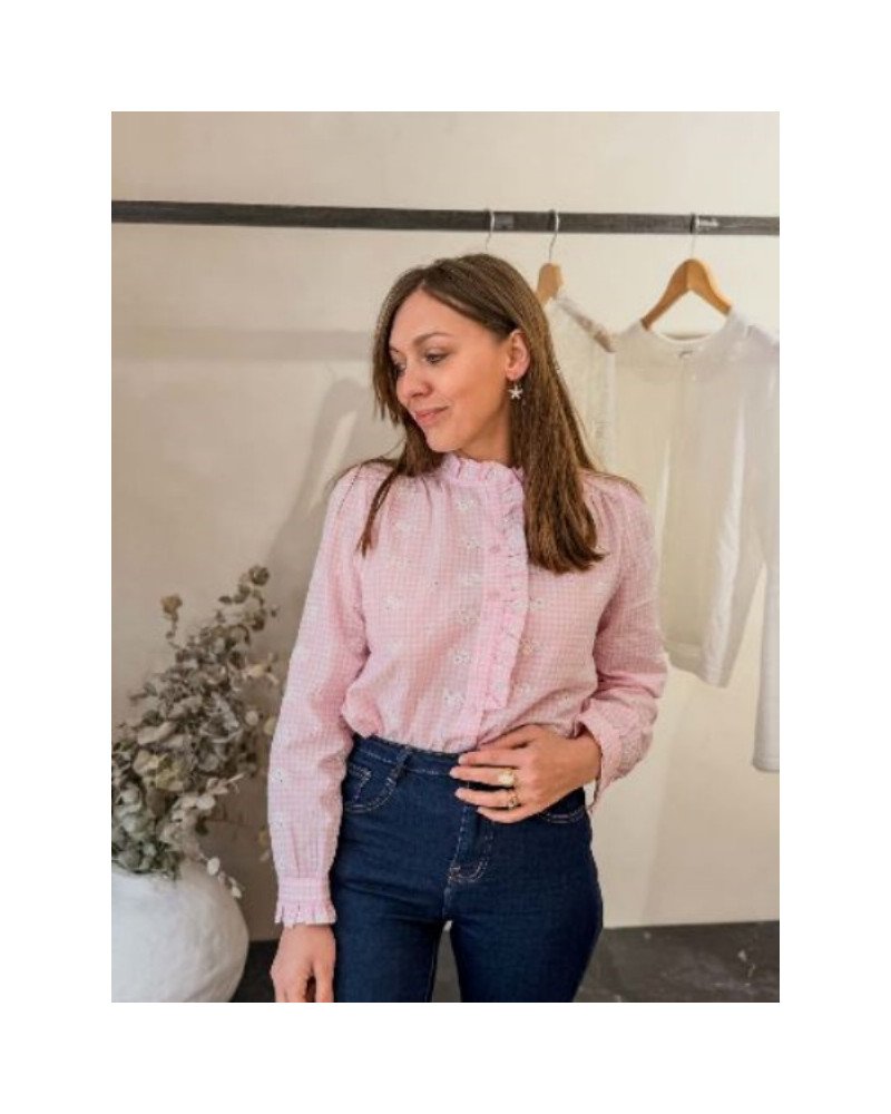 Chemise à carreaux rose et broderies blanches