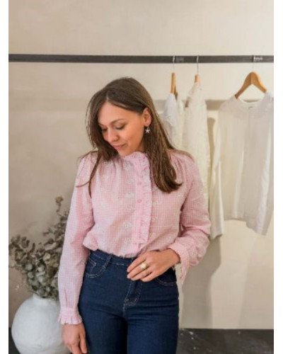 Chemise à carreaux rose et broderies blanches