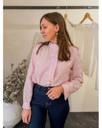 Chemise à carreaux rose et broderies blanches