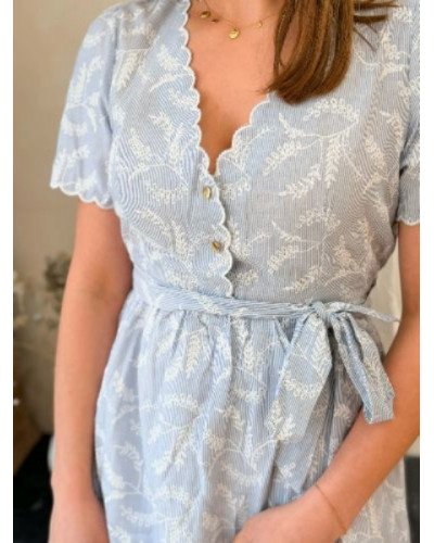 Robe à rayures bleu et broderie