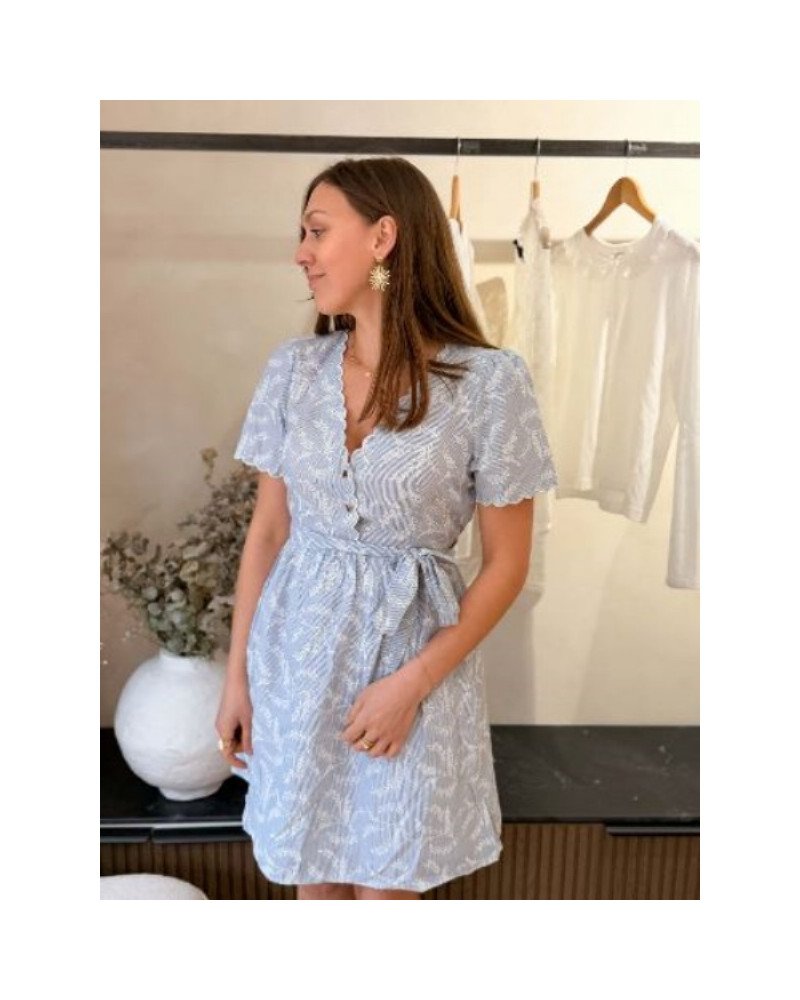 Robe à rayures bleu et broderie
