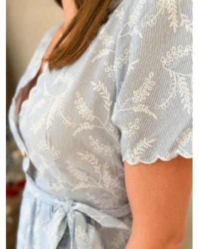 Robe à rayures bleu et broderie