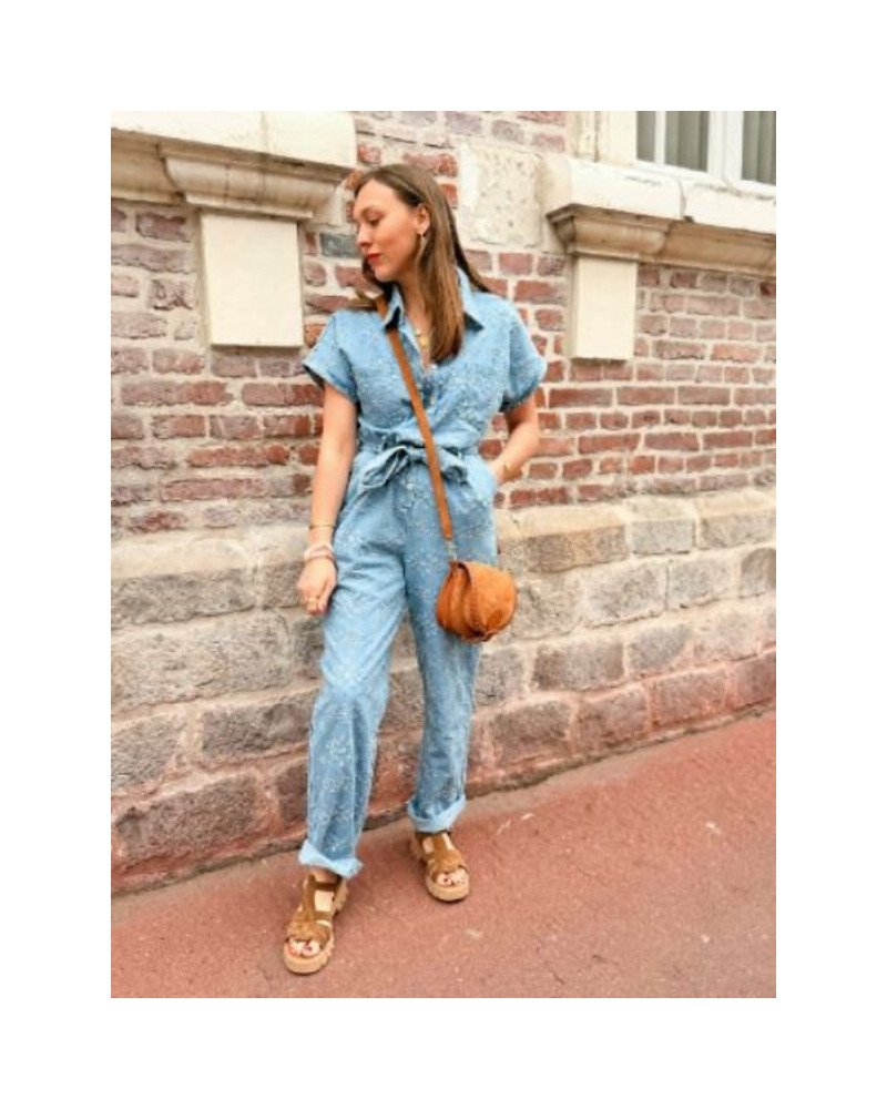 Combinaison bleue broderies fleurs