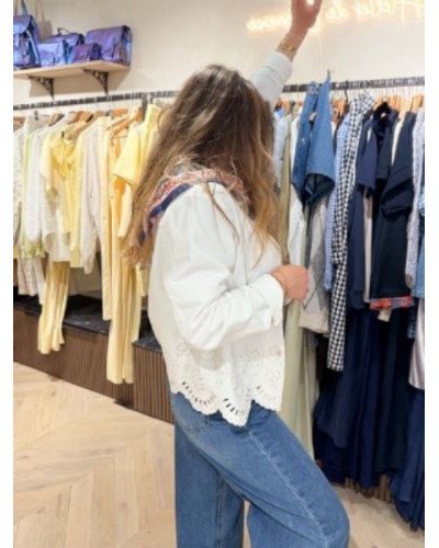 Veste blanche à broderies ajourées