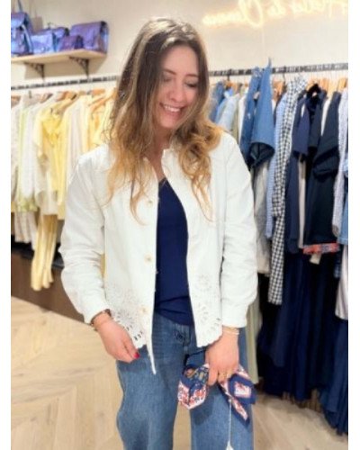 Veste blanche à broderies ajourées