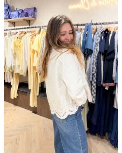 Veste blanche à broderies ajourées
