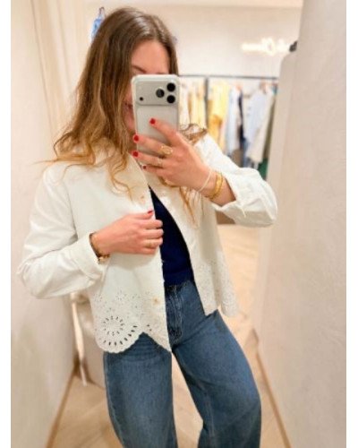 Veste blanche à broderies ajourées