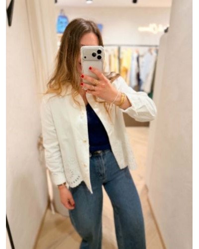 Veste blanche à broderies ajourées