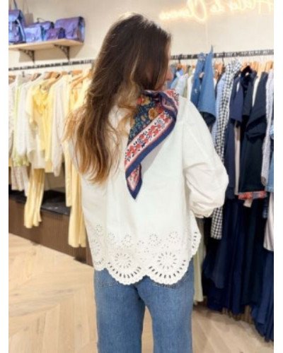 Veste blanche à broderies ajourées