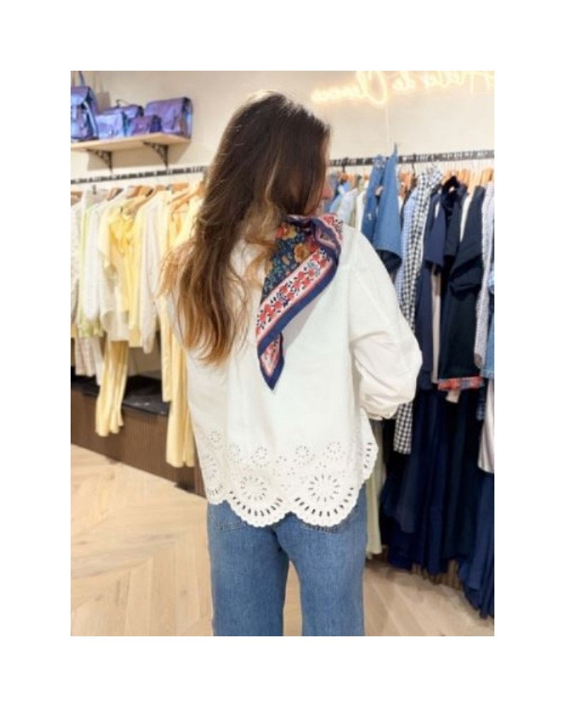 Veste blanche à broderies ajourées