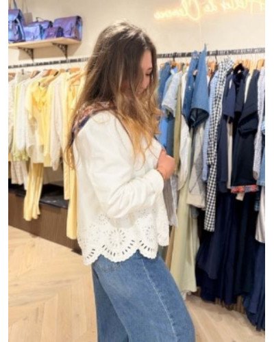 Veste blanche à broderies ajourées